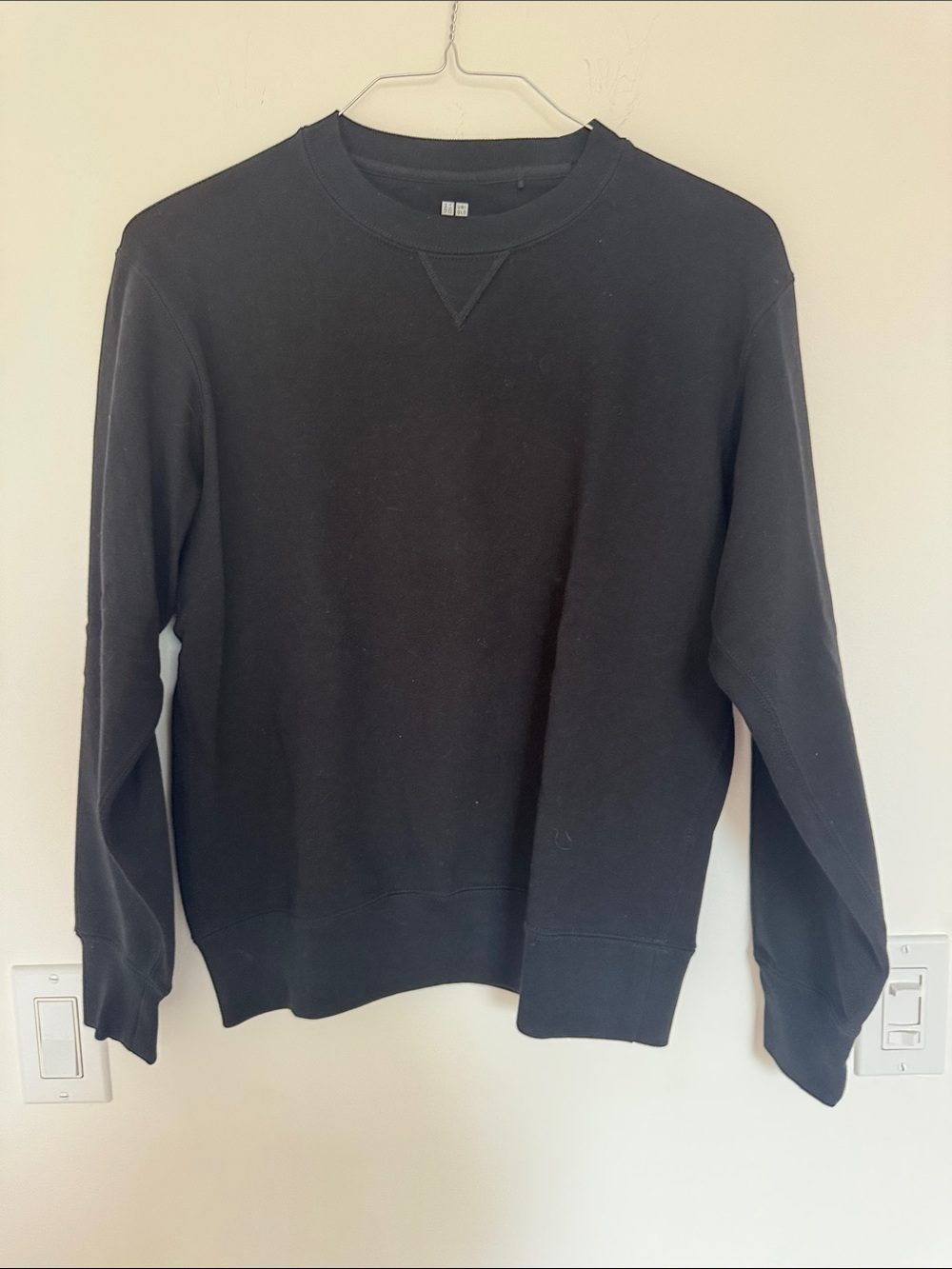 Uniqlo Men's Black Crewneck Sweatshirt - Minimal Ribbed Trim